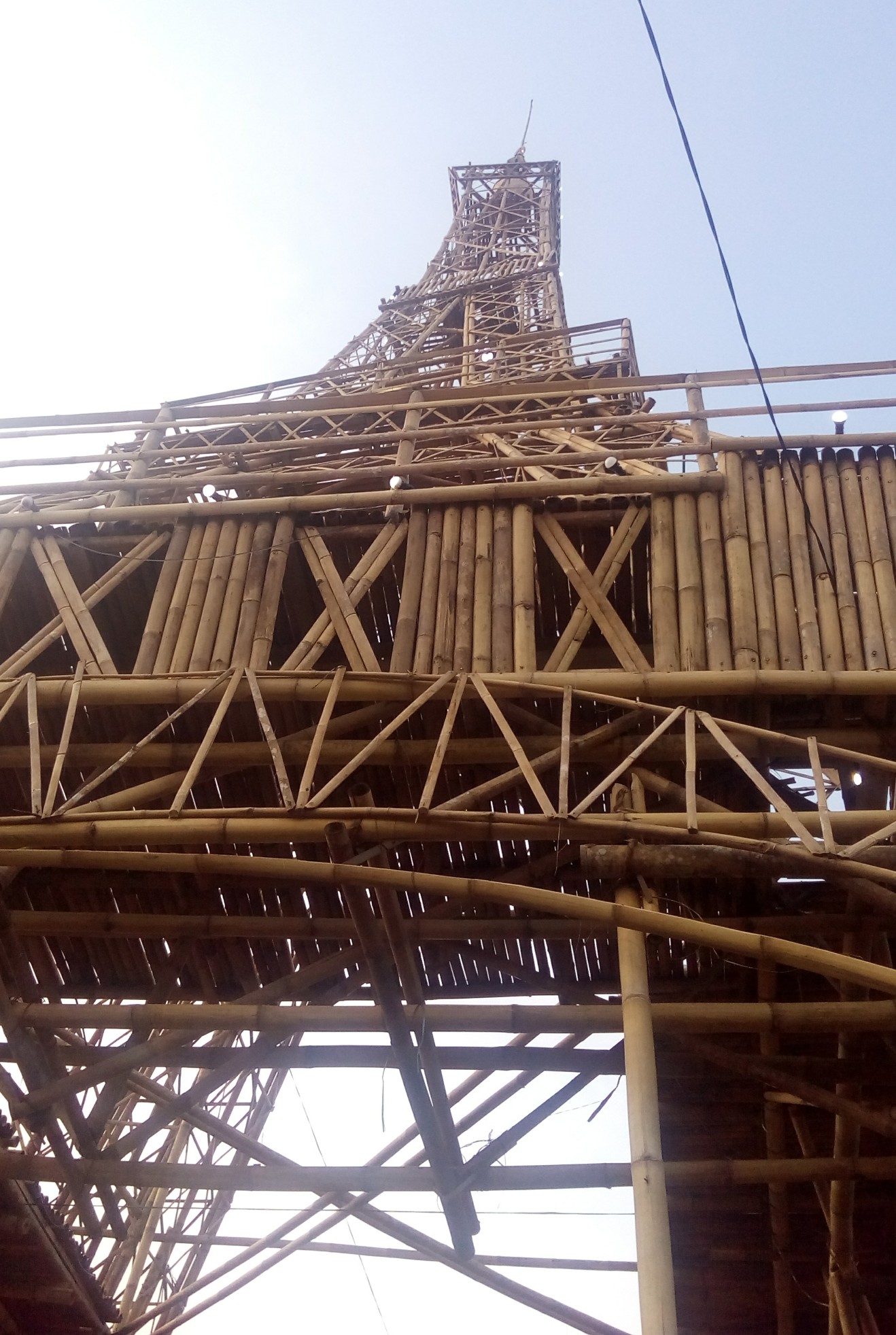 Foto Foto Ekslusive Menara  Eiffel  Yg Terbuat Dari  Bambu  
